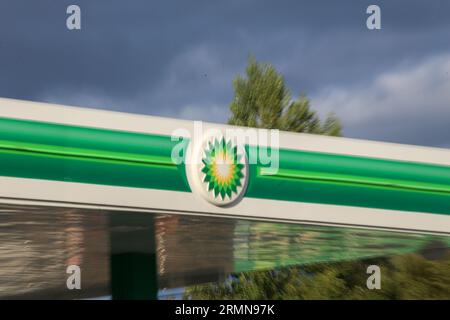Viella, Asturies, 29 août 2023 : le symbole BP pendant le prix de l'essence dépasse 1,8 euros et celui du diesel dépasse 1,7 euros après huit semaines à la hausse, le 29 août 2023, à Viella, Espagne. Crédit : Alberto Brevers / Alamy Live News. Banque D'Images