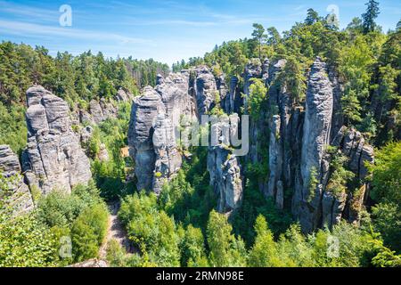 Vue panoramique sur les tours rocheuses de Prachov Rocks (tchèque : Prachovské skály) dans le parc national de České Švýcarsko, République tchèque. Banque D'Images