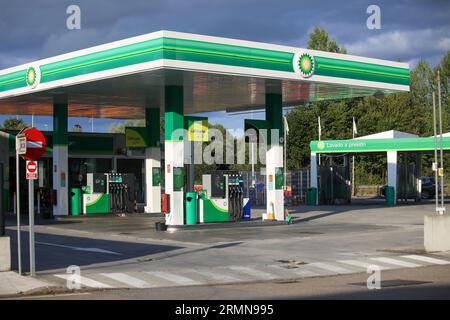 Viella, Asturies, 29 août 2023 : vue générale d'une station d'essence BP pendant le prix de l'essence dépasse 1,8 euros et celui du diesel 1,7 euros après huit semaines à la hausse, le 29 août 2023, à Villa, Espagne. Crédit : Alberto Brevers / Alamy Live News. Banque D'Images