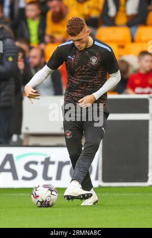 Sonny Carey #10 de Blackpool lors de l'échauffement d'avant le match de la Carabao Cup Wolverhampton Wanderers vs Blackpool à Molineux, Wolverhampton, Royaume-Uni, le 29 août 2023 (photo Gareth Evans/News Images) dans, le 8/29/2023. (Photo Gareth Evans/News Images/Sipa USA) crédit : SIPA USA/Alamy Live News Banque D'Images