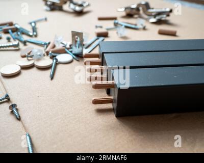 Assemblage de nouveaux meubles. Pièces détachées pour assemblage de meubles. Banque D'Images