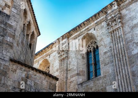 Détail architectural du baptistère et de la cathédrale de Sant'Emidio à Ascoli Piceno. Ascoli Piceno, région des Marches, Italie, Europe Banque D'Images