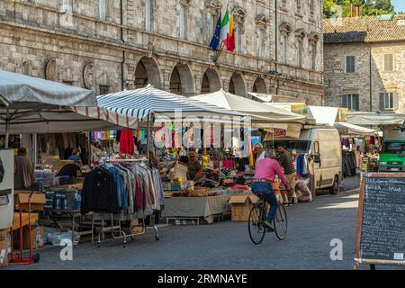 Marché avec stands vendant des vêtements sur la Piazza Arringo à Ascoli Piceno. Région des Marches, Italie, Europe Banque D'Images