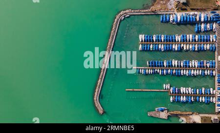 Vue de dessus sur un port de bateau dans le lac Balaton en Hongrie. Club nautique. Quai des voiliers. Lac vert. Banque D'Images