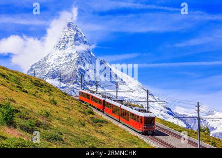 Zermatt, Suisse. Train touristique Gornergrat Matterhorn avec en arrière-plan. Région du Valais. Banque D'Images