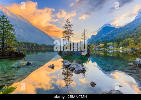 Parc national de Berchtesgaden, Allemagne. Le lac Hintersee et les Alpes bavaroises au lever du soleil. Banque D'Images