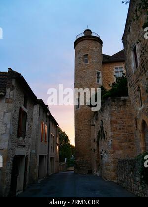 Une rue à Puy l'eveque dans la région du Lot en France dans la lumière du coucher du soleil Banque D'Images