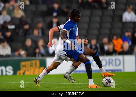 Somoto Boniface (Chelsea 76) Phoenix Scholtz (Milton Keynes dons 25) défi pour le ballon lors du match du trophée EFL entre MK dons et Chelsea au Stadium MK, Milton Keynes le mardi 29 août 2023. (Photo : Kevin Hodgson | MI News) crédit : MI News & Sport / Alamy Live News Banque D'Images