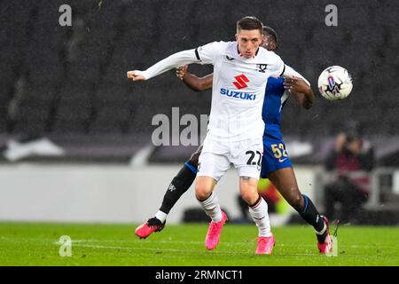 Ashley Hunter (22 Milton Keynes dons) défiée par Alex Matos (52 Chelsea) lors du match du trophée EFL entre MK dons et Chelsea au Stadium MK, Milton Keynes le mardi 29 août 2023. (Photo : Kevin Hodgson | MI News) crédit : MI News & Sport / Alamy Live News Banque D'Images