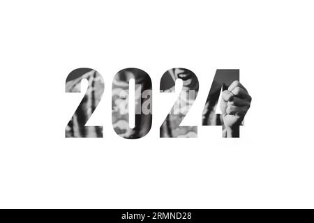 Une femme crie en uniforme militaire et tient un poing serré sur le fond de l'année 2024 sur un fond blanc, une forte émotion, un cri maléfique Banque D'Images