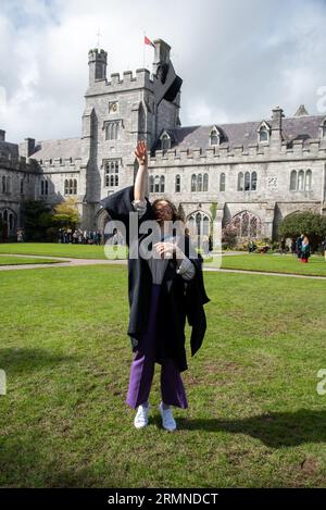 femme célébrant son diplôme de l'université. Banque D'Images