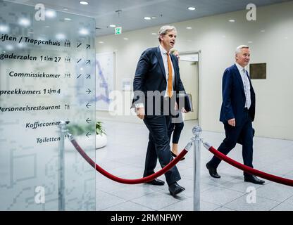 UTRECHT - Wouter Kolff, président et maire de Dordrecht, et Eric van der Burg, secrétaire d'État sortant à l'asile et à la migration, après la réunion de sécurité sur l'accueil des ressortissants de pays tiers dans le bâtiment du gouvernement provincial à Utrecht. Les 25 maires du Conseil de sécurité discutent avec le secrétaire d’État sortant Eric van der Burg (asile) de la manière dont les municipalités devraient aborder les questions avec les ressortissants dits de pays tiers, maintenant que de nouvelles règles s’appliquent à ce groupe à partir du 4 septembre. Les ressortissants de pays tiers sont des personnes qui ont fui l'Ukraine, mais qui n'étaient pas des résidents de ce pays Banque D'Images