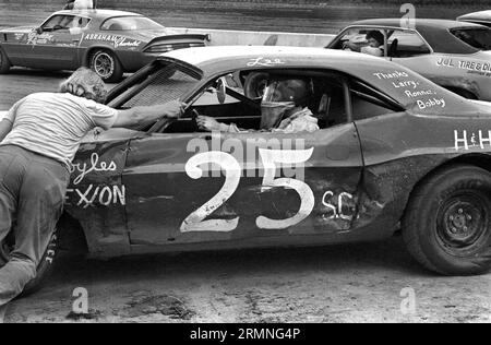 Les membres de l'équipe de course de stock-car amateurs du week-end se préparent pour le départ d'une course 1984 au Volusia Speedway à Barberville, en Floride. Banque D'Images