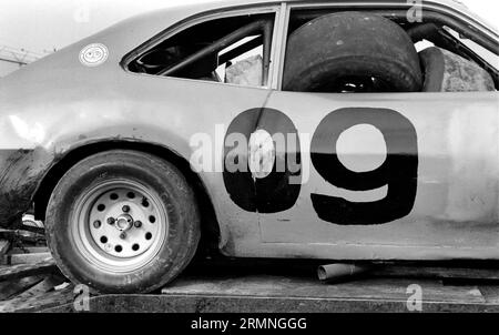 Une voiture de course appartenant à un pilote de stock-car amateur de week-end lors d'une course de 1984 au Volusia Speedway à Barberville, Floride. Banque D'Images