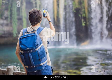 Homme sur le fond de la cascade Duden à Antalya. Lieux célèbres de Turquie. APPER Duden Falls Banque D'Images