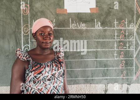 Ouagadougou, Burkina Faso. Décembre 2017. Un instituteur devant le tableau noir dans une école près de la capitale Banque D'Images