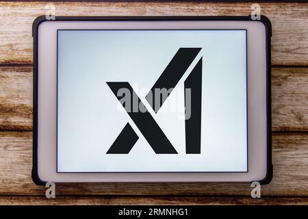 Vancouver, CANADA - août 8 2023 : logo de X.ai Corp. vu en tablette sur table en bois Banque D'Images