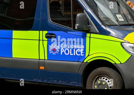 Londres, Angleterre, Royaume-Uni - 24 août 2023 : vue rapprochée de l'insigne sur le côté d'un fourgon de police City of London Banque D'Images