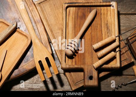 Différentes planches à découper, godet et spatule sur fond en bois Banque D'Images