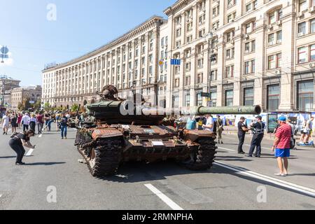 Kiev, Ukraine. 24 août 2023. Les résidents et les invités de la capitale ukrainienne marchent le long de la rue Khreshchatyk au centre de la capitale ukrainienne et voient l'équipement militaire russe détruit exposé à l'occasion de la fête de l'indépendance de l'Ukraine. Une ''parade'' d'équipements russes cassés a été organisée sur Khreshchatyk à Kiev pour marquer la fête de l'indépendance de l'Ukraine, des chars brûlés, des véhicules blindés et des fragments de missiles russes ont été exposés sur Khreshchatyk dans le centre de Kiev. C’est ainsi que la capitale ukrainienne a célébré le jour de l’indépendance le 24 août. (Image de crédit : © Mykhaylo Palinchak/SOPA Images Banque D'Images