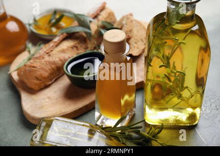 Bouteilles d'huile d'olive fraîche sur table Banque D'Images