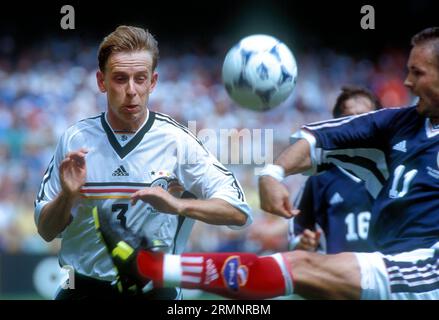 21.06.1998, Lens, Frankreich, FIFA Fussball-Weltmeisterschaft in Frankreich, Deutschland - Jugoslawien 2:2 Archivbild Jörg HEINRICH -L- (Deutschland) 21 06 98 Allemagne Yougoslavie France, Lens, 21 06 1998, football, coupe du monde FIFA 1998 en France, Allemagne Yougoslavie 2 2 ,Jörg Heinrich -Left- ( Allemagne ) Foto : Norbert Schmidt Banque D'Images