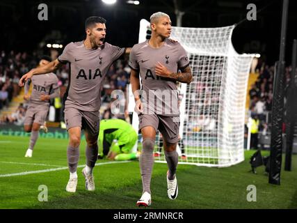 Richarlison de Tottenham Hotspur (à droite) célèbre avoir marqué le premier but de leur équipe lors du match de deuxième tour de la coupe Carabao à Craven Cottage, Londres. Date de la photo : mardi 29 août 2023. Banque D'Images