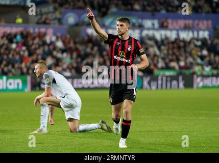 Ryan Christie, de Bournemouth, célèbre avoir marqué son troisième but lors du match de deuxième tour de la coupe Carabao au stade Swansea.com de Swansea. Date de la photo : mardi 29 août 2023. Banque D'Images