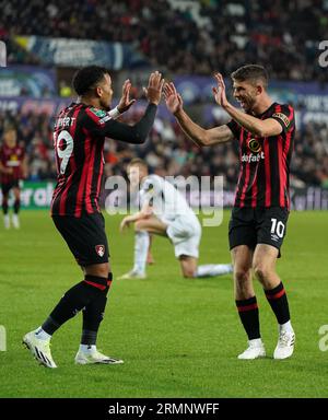 Ryan Christie (à droite) de Bournemouth célèbre avoir marqué son troisième but avec son coéquipier Justin Kluivert lors du match de deuxième tour de la coupe Carabao au Stade Swansea.com de Swansea. Date de la photo : mardi 29 août 2023. Banque D'Images