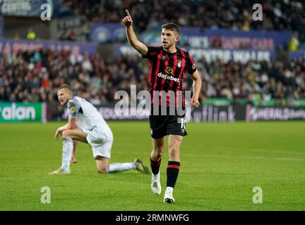 Ryan Christie, de Bournemouth, célèbre avoir marqué son troisième but lors du match de deuxième tour de la coupe Carabao au stade Swansea.com de Swansea. Date de la photo : mardi 29 août 2023. Banque D'Images