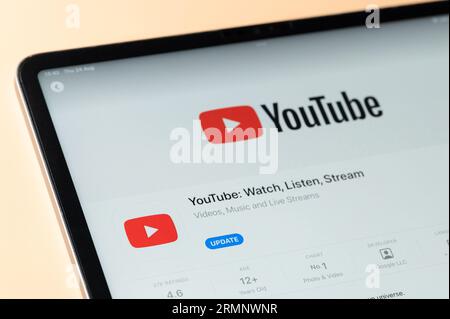 New York, États-Unis - 24 août 2023 : application YouTube dans Apple Store sur écran de tablette ipad vue rapprochée Banque D'Images