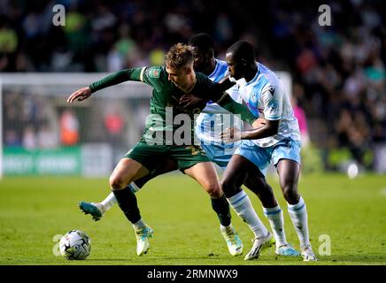 Ben Waine de Plymouth Argyle (à gauche) affronte Tyrick Mitchell (à droite) et Jefferson Lerma de Crystal Palace lors du match de deuxième tour de la Carabao Cup à Home Park, Plymouth. Date de la photo : mardi 29 août 2023. Banque D'Images