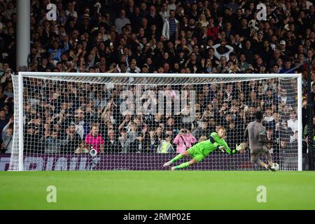 LONDRES, Royaume-Uni - 29 août 2023 : Davinson Sanchez de Tottenham Hotspur voit son penalty sauvé par Marek Rodak de Fulham FC dans la fusillade lors du match de deuxième tour de la coupe EFL entre Fulham FC et Tottenham Hotspur à Craven Cottage (crédit : Craig Mercer / Alamy Live News) Banque D'Images