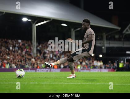 Craven Cottage, Fulham, Londres, Royaume-Uni. 29 août 2023. EFL Carabao Cup football, Fulham contre Tottenham Hotspur ; Davinson Sanchez de Tottenham Hotspur voit son tir sauvé par le gardien de but Marek Rodak de Fulham lors de la fusillade au coup de pied crédit : action plus Sports/Alamy Live News Banque D'Images