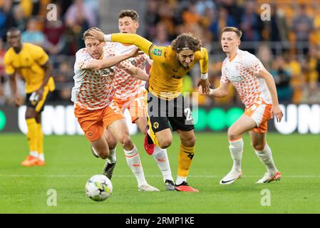 Fábio Silva de Wolves (à droite) et Matthew Pennington de Blackpool lors du match de deuxième tour de la Carabao Cup entre Wolverhampton Wanderers et Blackpool à Molineux, Wolverhampton le mardi 29 août 2023. (Photo : Gustavo Pantano | MI News) crédit : MI News & Sport / Alamy Live News Banque D'Images