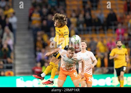 Fábio Silva de Wolves et Matthew Pennington de Blackpool en action lors du match de deuxième tour de la Carabao Cup entre Wolverhampton Wanderers et Blackpool à Molineux, Wolverhampton le mardi 29 août 2023. (Photo : Gustavo Pantano | MI News) crédit : MI News & Sport / Alamy Live News Banque D'Images