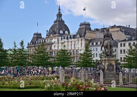 Vue depuis la place Kings New sur la statue équestre en bronze de Christian V et le bâtiment du magasin du Nord avec drapeau LGBTQ , Copenhague Danemark Banque D'Images