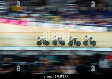 L'équipe japonaise de poursuite par équipe féminine lors de leur course de qualification, Championnats du monde de cyclisme sur piste UCI, 4 août 2023 Banque D'Images
