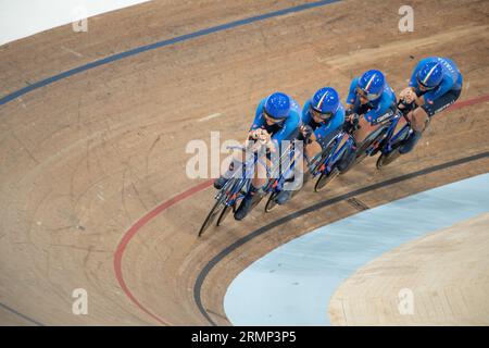 L'équipe italienne de poursuite par équipe féminine lors des qualifications aux Championnats du monde de cyclisme sur piste UCI, le 4 août 2023 Banque D'Images