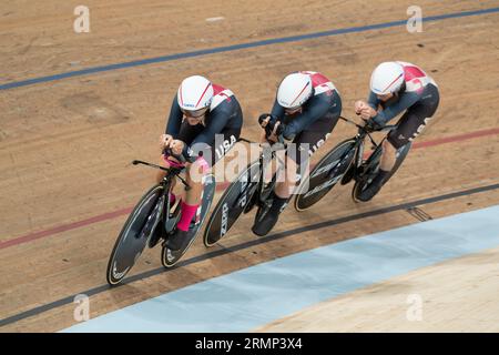 Jennifer Valente, Chloe Dygert et Lilly Williams de la poursuite par équipe féminine américaine lors des qualifications aux Championnats du monde de cyclisme sur piste UCI. Banque D'Images