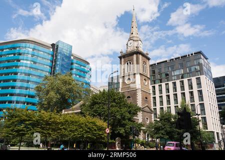 La tour de l'église et la flèche de St Botolph sans Aldgate avec le St Botolph Building en arrière-plan, Aldgate High Street, Londres, Angleterre, Royaume-Uni Banque D'Images