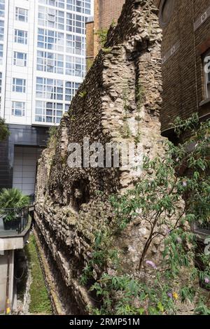 Les vestiges du mur de Londres (AD 200) qui entourait Londinium (Londres) à l'époque romaine. Banque D'Images