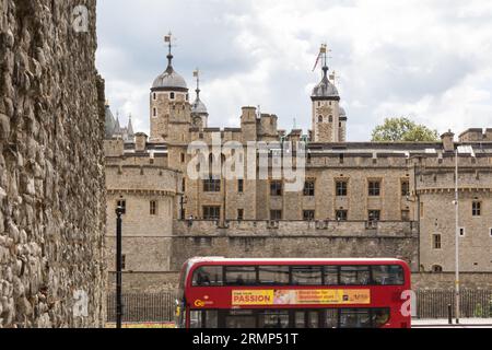 Les vestiges du mur de Londres (AD 200) qui entourait Londinium (Londres) à l'époque romaine avec la Tour Blanche de Londres en arrière-plan. Banque D'Images