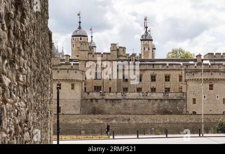 Les vestiges du mur de Londres (AD 200) qui entourait Londinium (Londres) à l'époque romaine avec la Tour Blanche de Londres en arrière-plan. Banque D'Images