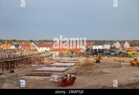 Nouveau lotissement à différents stades de la construction : des excavations aux fondations en terre, des murs en première aux propriétés achevées. Banque D'Images
