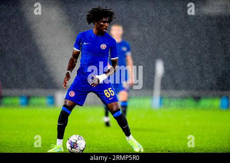 ATO Ampah (65 Chelsea) contrôle le ballon lors du match du trophée EFL entre MK dons et Chelsea au Stadium MK, Milton Keynes le mardi 29 août 2023. (Photo : Kevin Hodgson | MI News) crédit : MI News & Sport / Alamy Live News Banque D'Images