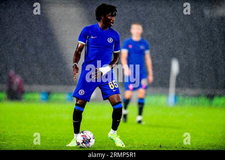 ATO Ampah (65 Chelsea) contrôle le ballon lors du match du trophée EFL entre MK dons et Chelsea au Stadium MK, Milton Keynes le mardi 29 août 2023. (Photo : Kevin Hodgson | MI News) crédit : MI News & Sport / Alamy Live News Banque D'Images