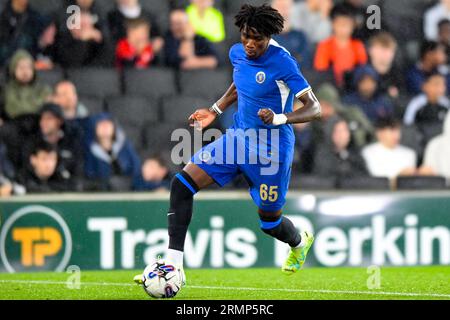 ATO Ampah (65 Chelsea) court avec le ballon lors du match du trophée EFL entre MK dons et Chelsea au Stadium MK, Milton Keynes le mardi 29 août 2023. (Photo : Kevin Hodgson | MI News) crédit : MI News & Sport / Alamy Live News Banque D'Images