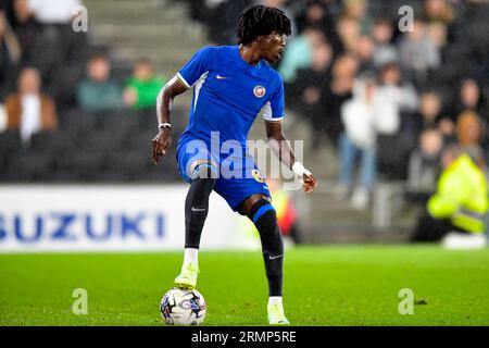 ATO Ampah (65 Chelsea) contrôle le ballon lors du match du trophée EFL entre MK dons et Chelsea au Stadium MK, Milton Keynes le mardi 29 août 2023. (Photo : Kevin Hodgson | MI News) crédit : MI News & Sport / Alamy Live News Banque D'Images