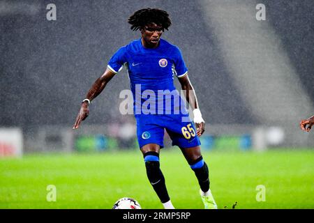 ATO Ampah (65 Chelsea) contrôle le ballon lors du match du trophée EFL entre MK dons et Chelsea au Stadium MK, Milton Keynes le mardi 29 août 2023. (Photo : Kevin Hodgson | MI News) crédit : MI News & Sport / Alamy Live News Banque D'Images